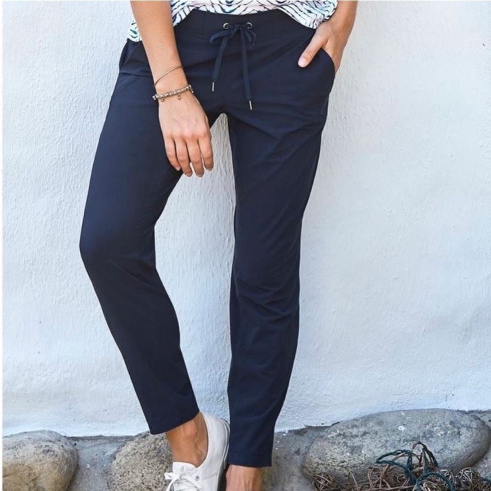 Athleta Midtown Ankle Pants Reflective Stretch Quick Dry Athletic Women 12 Navy